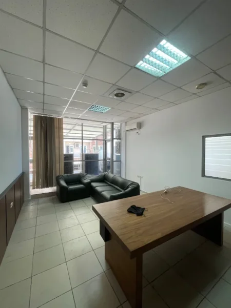 Tirane, jepet me qera zyre Kati 1, 550 m² 7.000 € (ish blloku)