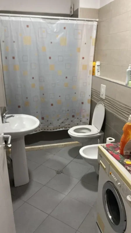 Tirane, jepet me qera apartament 1+1+Ballkon Kati 3, 65 m² 450 € (Spitali Nene Tereza)