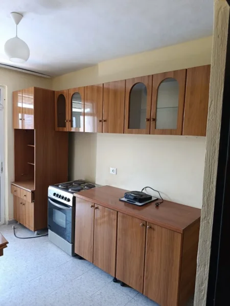 Tirane, jepet me qera apartament 1+1 Kati 3, 70 m² 350 € (Xhamlliku)
