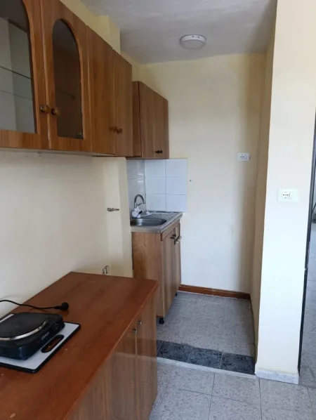 Tirane, jepet me qera apartament 1+1 Kati 3, 70 m² 350 € (Xhamlliku)