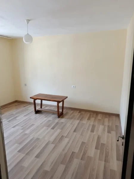Tirane, jepet me qera apartament 1+1 Kati 3, 70 m² 350 € (Xhamlliku)
