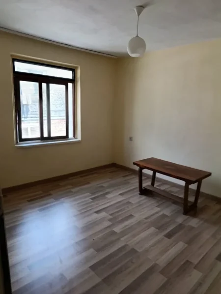 Tirane, jepet me qera apartament 1+1 Kati 3, 70 m² 350 € (Xhamlliku)