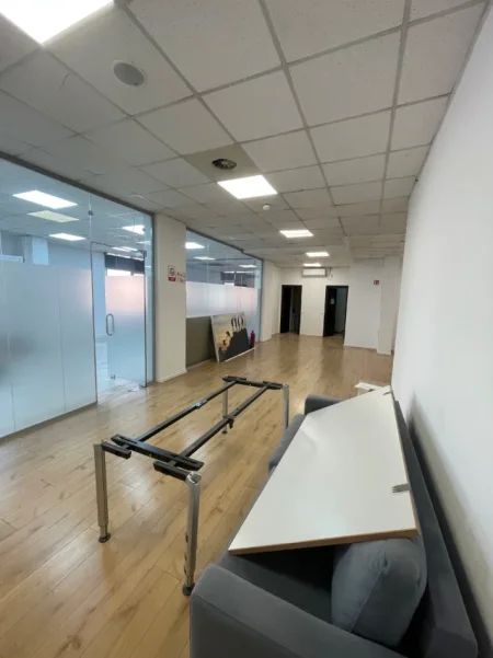 Tirane, jepet me qera dyqan Kati 1, 550 m² 7.000 € (ish blloku)