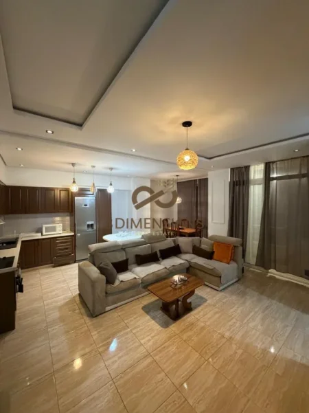 Tirane, jepet me qera apartament 2+1+Ballkon Kati 5, 110 m² 500 € (astir)