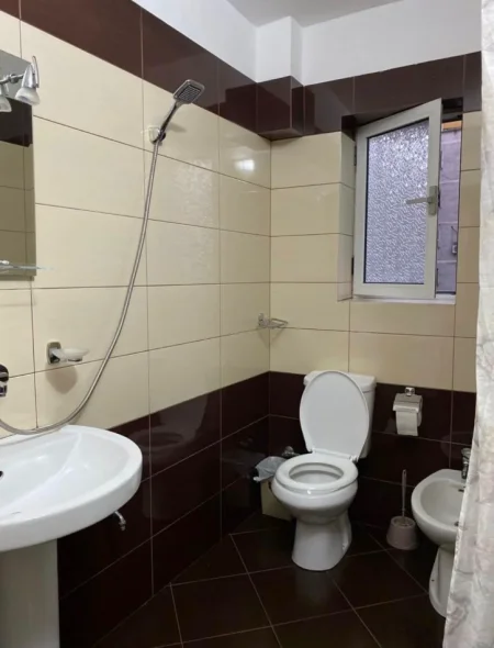 Tirane, jepet me qera apartament 2+1 , 80 m² 650 € (Rruga Shyqyri Ishmi)