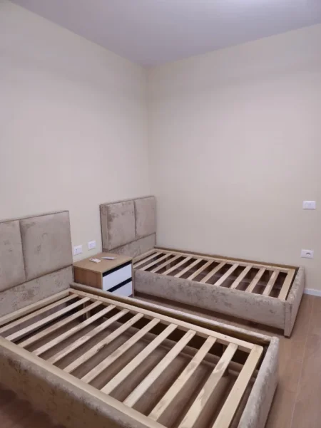 Tirane, jepet me qera apartament 2+1+Ballkon , 120 m² 1.200 € (Liqeni i Thate)