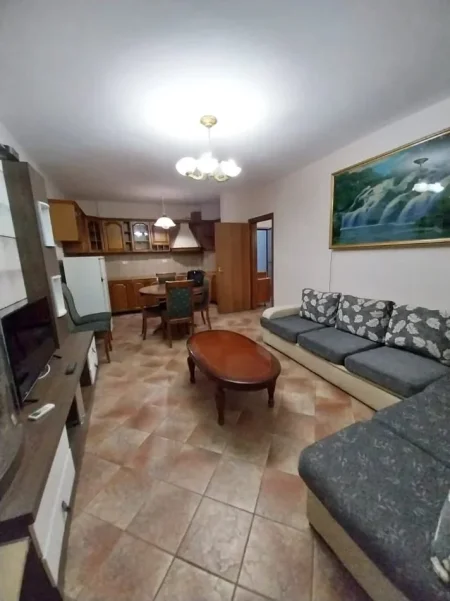 Tirane, jepet me qera apartament 1+1+Ballkon Kati 3, 75 m² 500 € (Komuna Parisit)