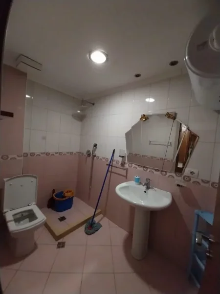 Tirane, jepet me qera apartament 1+1+Ballkon Kati 3, 75 m² 500 € (Komuna Parisit)