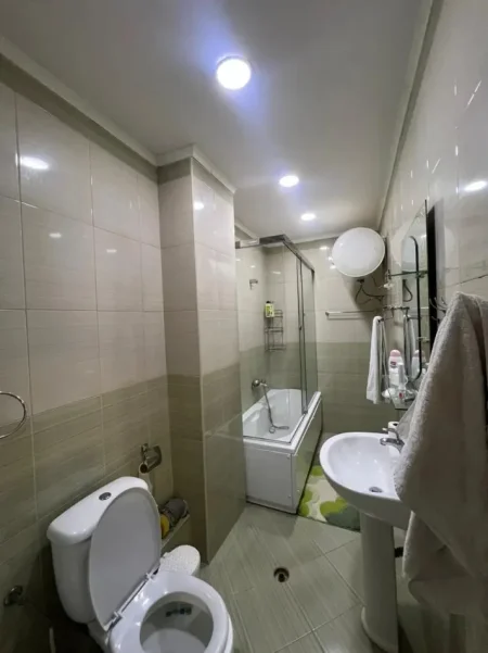 Tirane, jepet me qera apartament 2+1+Ballkon Kati 3, 90 m² 550 € (Fresku)