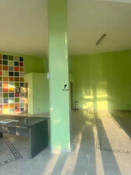 Tirane, jepet me qera dyqan Kati 0, 85 m² 1.500 € (YZBERISHT)