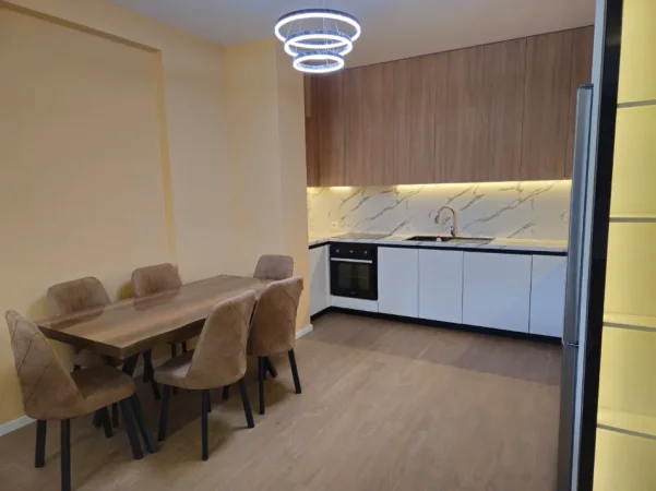 Tirane, jepet me qera apartament 2+1+Ballkon Kati 3, 120 m² 1.200 € (RADISONI LIQENI THATE)