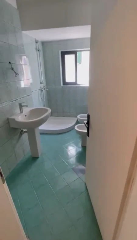 Tirane, jepet me qera zyre Kati 3, 70 m² 650 € (Vesa Center prane Sheshit Wilson)