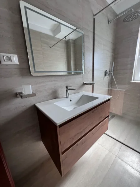 Tirane, jepet me qera apartament 2+1 Kati 4, 80 m² 650 € (MBRAPA AMBASADES AMERIKANE)