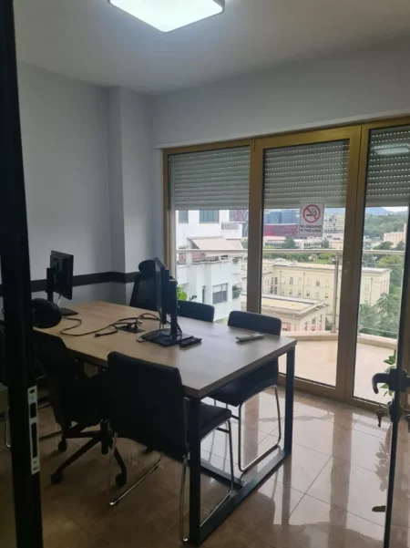 Tirane, jepet me qera zyre Kati 8, 167 m² 3.000 € (BLLOK)