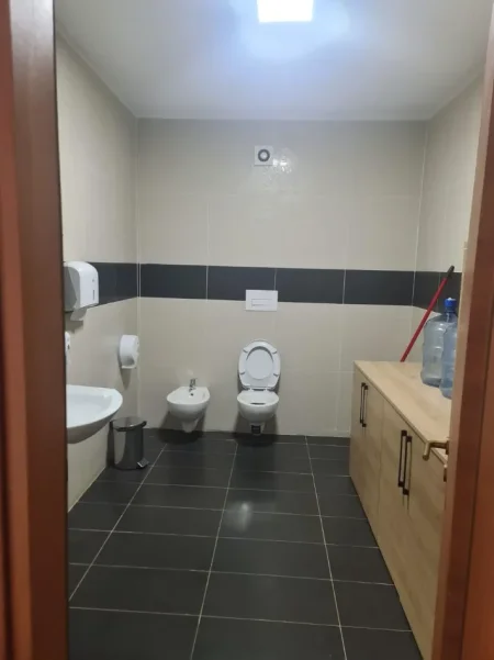 Tirane, jepet me qera zyre Kati 8, 167 m² 3.000 € (BLLOK)