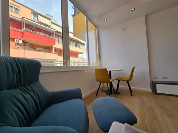 Tirane, jepet me qera apartament 1+1 Kati 4, 35 m² 450 € (komuna e parisit)