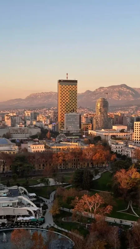 Tirane, jepet me qera zyre Kati 8, 335 m² 6.000 € (BLLOKU)