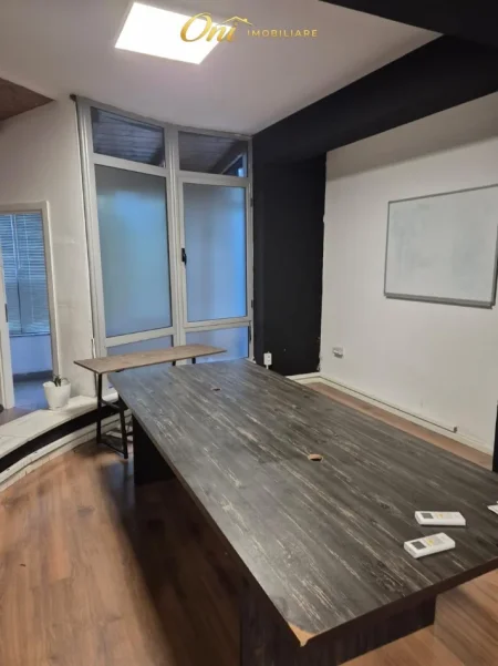 Tirane, jepet me qera zyre Kati 3, 154 m² 900 € (RRUGA E KAVAJES)