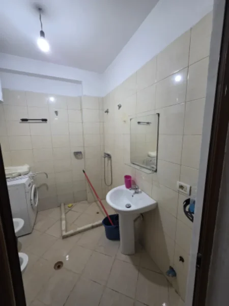 Tirane, jepet me qera apartament 1+1 Kati 6, 65 m² 420 € (Bar Sorriso tek Vila L ne Astir)