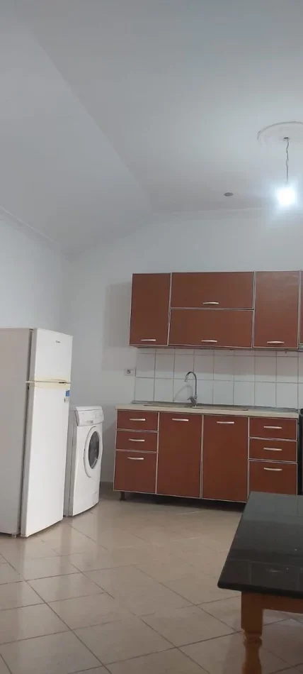 Tirane, jepet me qera apartament 1+1 Kati 1, 80 m² 350 € (Jordan Misja)