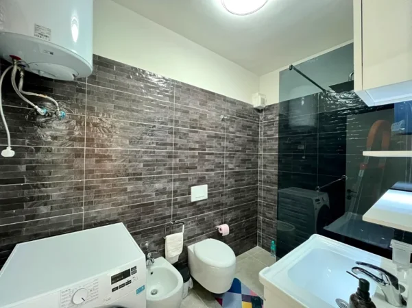 Tirane, jepet me qera apartament 1+1+Ballkon Kati 7, 57 m² 400 € (Univers City)