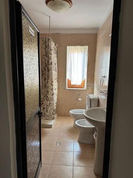 JEPET ME QERA APARTAMENT NE BRRYL, TEK KRYQEZIMI, 500 EURO, UJI DHE INTERNETI  TE PERFSHIRA
