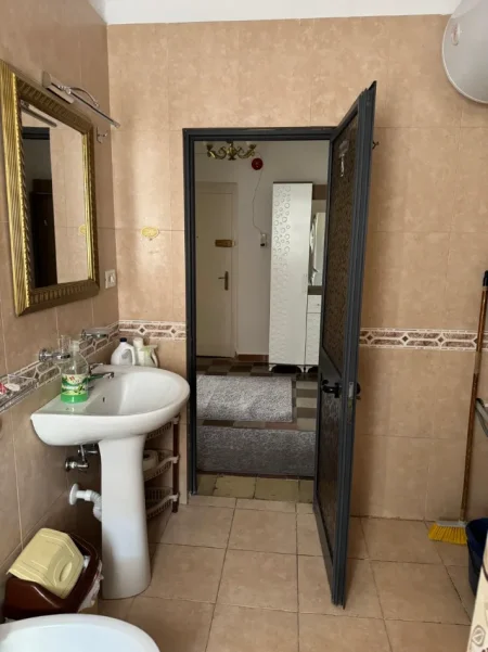 JEPET ME QERA APARTAMENT NE BRRYL, TEK KRYQEZIMI, 500 EURO, UJI DHE INTERNETI  TE PERFSHIRA