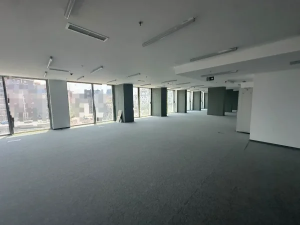 Tirane, jepet me qera zyre Kati 6, 1.570 m² 39.250 € (down town)