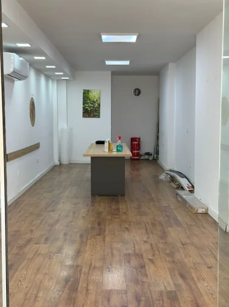 Tirane, shitet dyqan , 44 m² 110.000 € (Rr.Dritan Hoxha buzë rrugës kryesore në Laprakë, Tiranë)