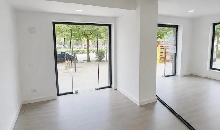 Tirane, jepet me qera dyqan Kati 0, 80 m² 3.000 € (21 Dhjetori)