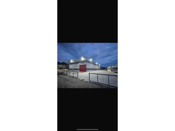 Tirane, jepet me qera Kapanon Kati 0, 2.500 m² 4.000 € (Marikaj)
