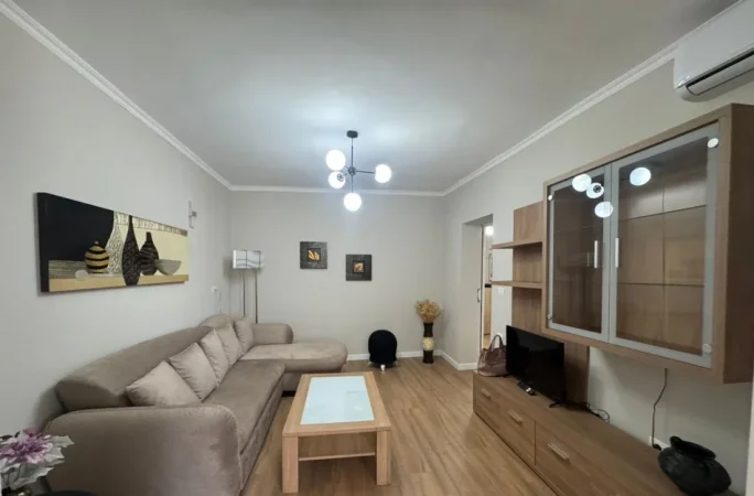 Tirane, jepet me qera apartament 2+1 Kati 1, 75 m² 800 € (Blloku)