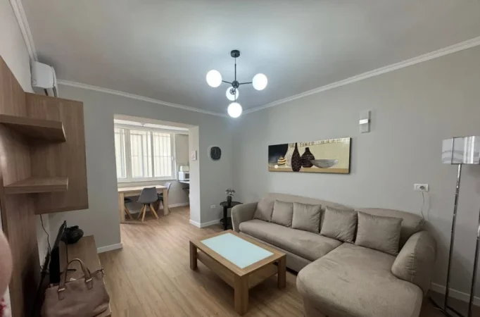 Tirane, jepet me qera apartament 2+1 Kati 1, 75 m² 800 € (Blloku)