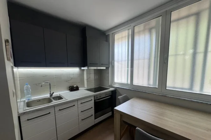 Tirane, jepet me qera apartament 2+1 Kati 1, 75 m² 800 € (Blloku)