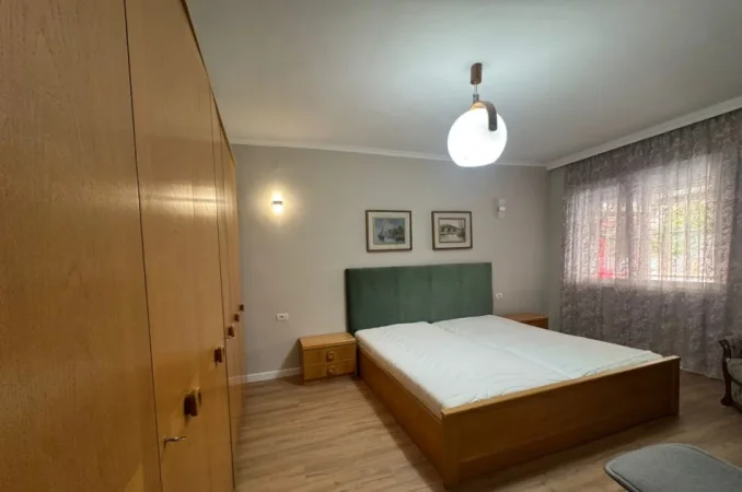 Tirane, jepet me qera apartament 2+1 Kati 1, 75 m² 800 € (Blloku)