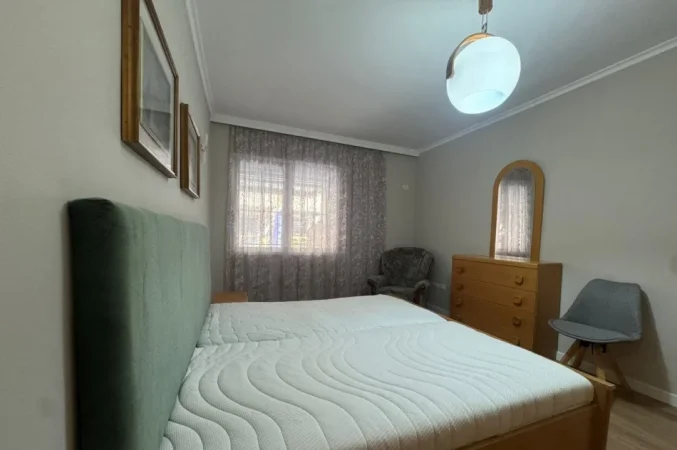 Tirane, jepet me qera apartament 2+1 Kati 1, 75 m² 800 € (Blloku)