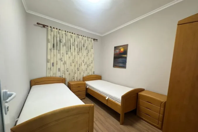 Tirane, jepet me qera apartament 2+1 Kati 1, 75 m² 800 € (Blloku)