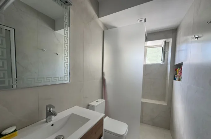 Tirane, jepet me qera apartament 2+1 Kati 1, 75 m² 800 € (Blloku)