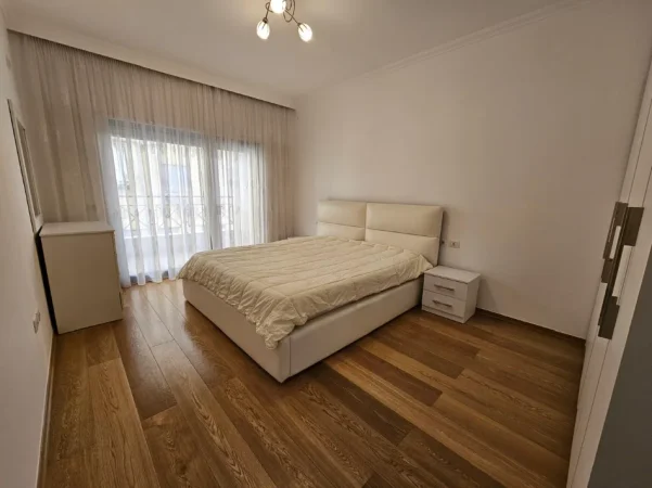 Tirane, jepet me qera apartament 2+1+Ballkon Kati 3, 120 m² 900 € (Kopshtit Zoologjik)