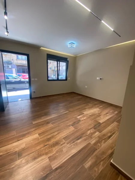 Tirane, jepet me qera ambjent biznesi Kati 0, 208 m² 4.000 € (21 Dhjetori, pranë Square 21)
