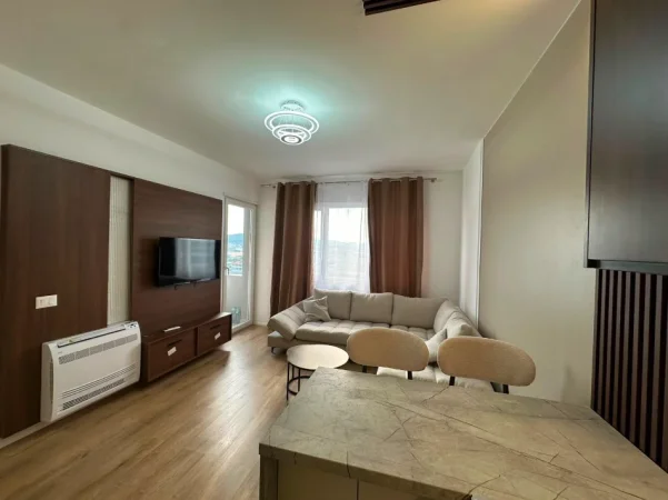 Tirane, jepet me qera apartament 1+1+Ballkon Kati 7, 60 m² 450 € (Univers City)
