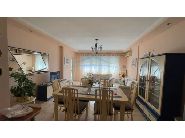 Tirane, jepet me qera apartament 2+1+Ballkon Kati 9, 119 m² 800 € (Rruga e Elbasanit)
