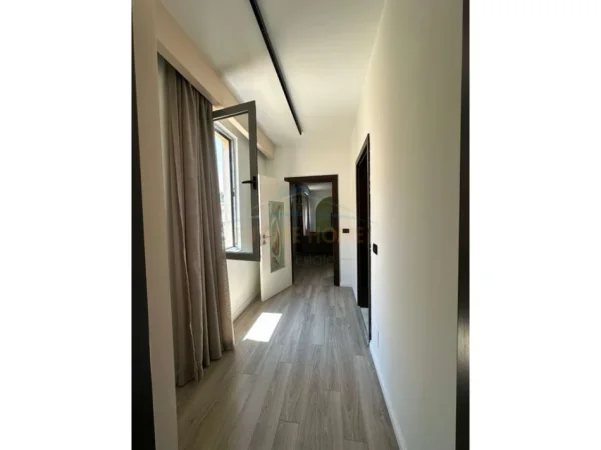 Tirane, shitet apartament 1+1+Ballkon Kati 9, 85 m² 195.000 € (21 Dhjetori)