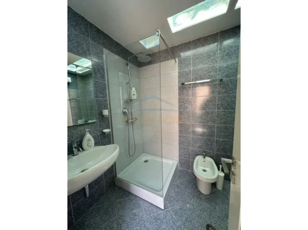 Tirane, shitet apartament 1+1+Ballkon Kati 9, 85 m² 195.000 € (21 Dhjetori)