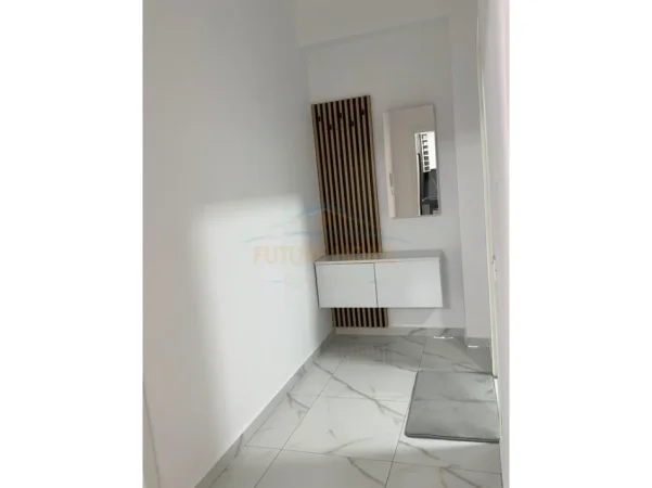 Tirane, jepet me qera apartament 1+1+Ballkon Kati 4, 75 m² 530 € (Unaza e re)