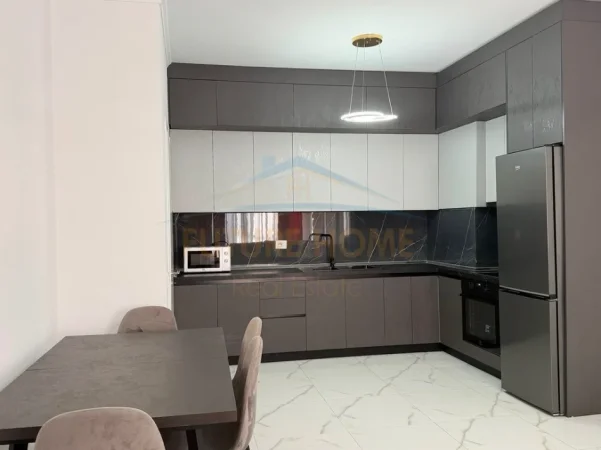 Tirane, jepet me qera apartament 1+1+Ballkon Kati 4, 75 m² 530 € (Unaza e re)