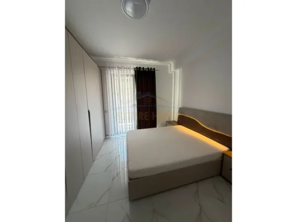 Tirane, jepet me qera apartament 1+1+Ballkon Kati 4, 75 m² 530 € (Unaza e re)
