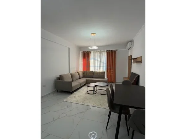 Tirane, jepet me qera apartament 1+1+Ballkon Kati 4, 75 m² 530 € (Unaza e re)