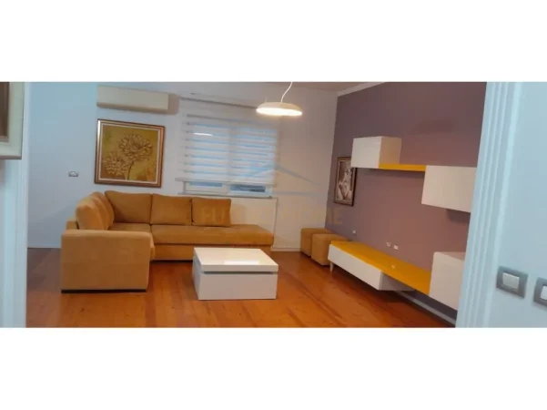 Tirane, jepet me qera apartament 2+1+2+Ballkon Kati 5, 120 m² 800 € (Rruga e Kosovareve)