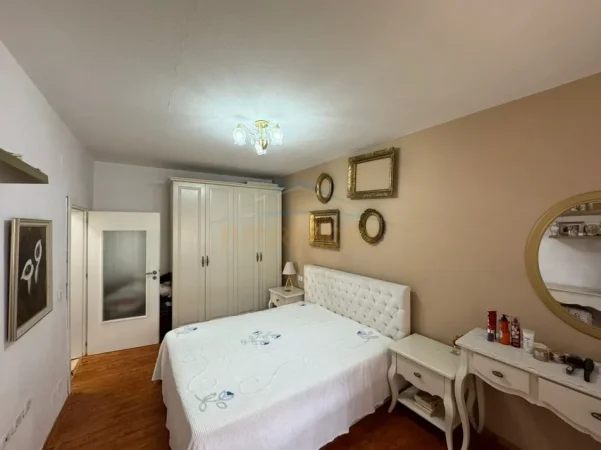 Tirane, jepet me qera apartament 2+1+2+Ballkon Kati 5, 120 m² 800 € (Rruga e Kosovareve)